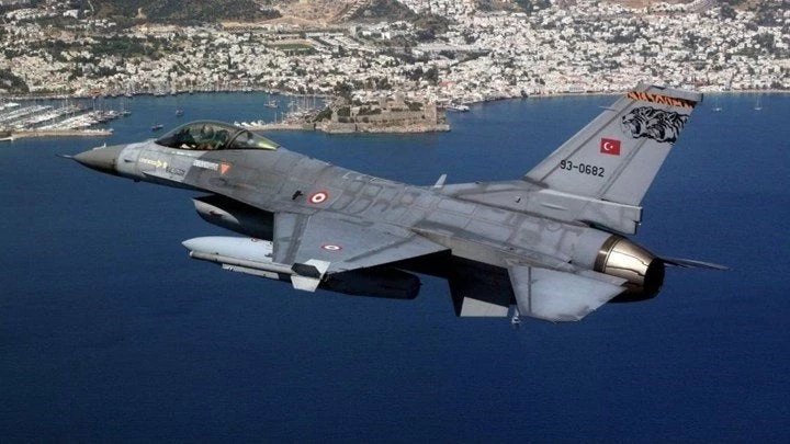 Δέκα παραβιάσεις του εθνικού εναέριου χώρου από τουρκικά μαχητικά